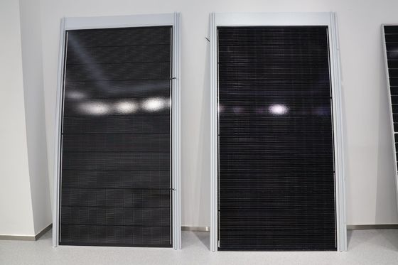 Módulos solares BIPV de aço plano preto com tensão de circuito aberto de 48,65V, potência máxima de 530W