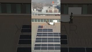 Como os módulos flexíveis são “fixados” em telhados curvos? Veja claramente em uma tomada contínua.